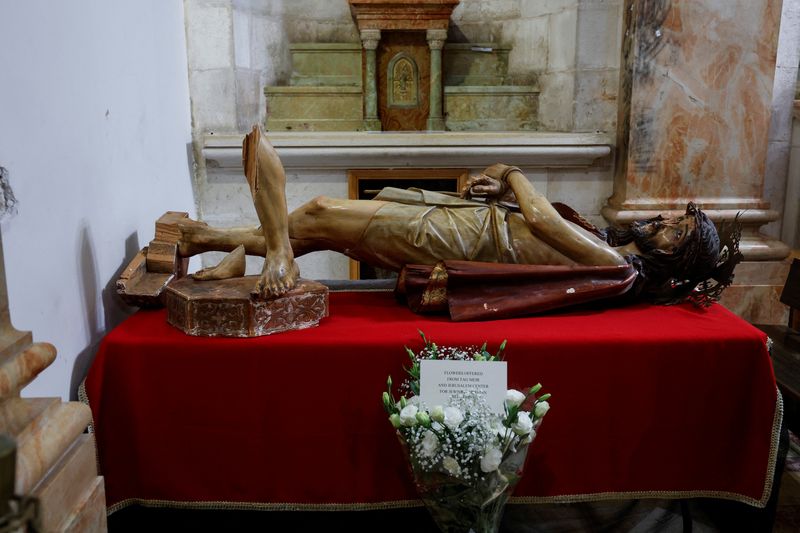 &copy; Reuters. تمثال للمسيح تعرض للتخريب من قبل يهودي متطرف في كنيسة الجلد في القدس في صورة بتاريخ الرابع من فبراير شباط 2023. تصوير: عمار عوض - رويترز. 