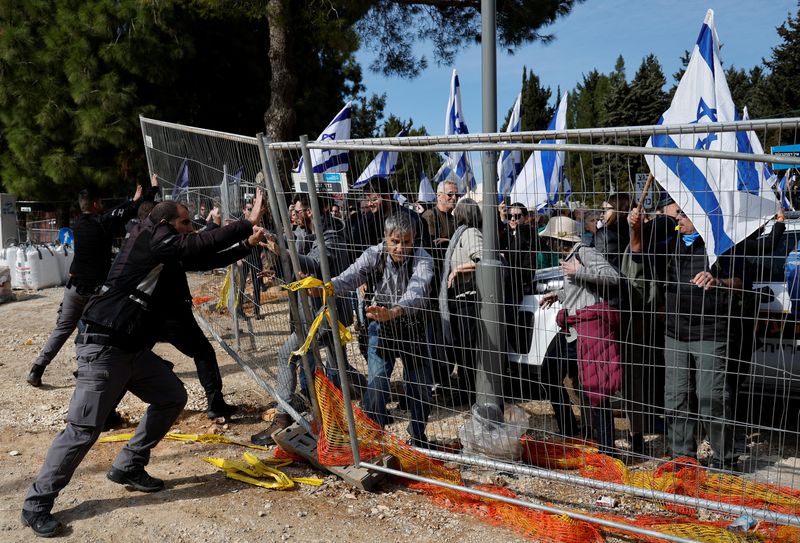&copy; Reuters. إسرائيليون يشتبكون مع أفراد من الشرطة الإسرائيلية خلال مظاهرات يوم الاثنين أمام الكنيست. تصوير: عمار عوض - رويترز 