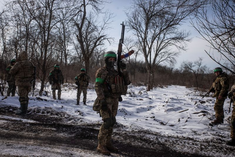 © Reuters. Ukrainian servicemen are seen on a road outside the frontline town of Bakhmut, amid Russia's attack on Ukraine, in Donetsk region, Ukraine February 13, 2023. REUTERS/Yevhenii Zavhorodnii