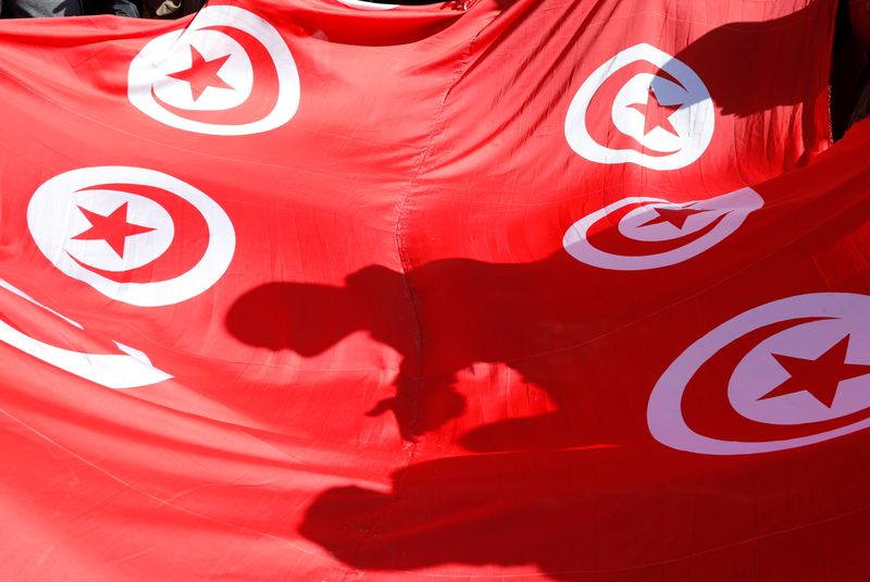 &copy; Reuters. Des drapeaux tunisiens lors d'une manifestation, à Tunis. /Photo prise le 13 février 2022/REUTERS/Zoubeir Souissi