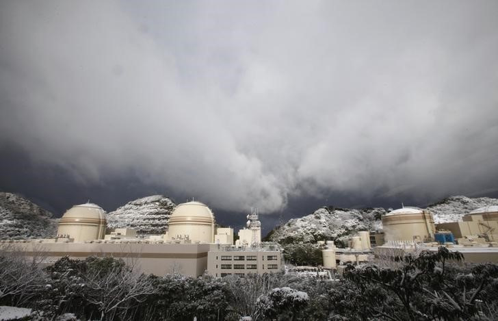 &copy; Reuters. 松野博一官房長官は１４日の閣議後会見で、原子力規制委員会が原発の６０年超の運転を可能にする制度の見直し案を全会一致でなく多数決で正式決定したことについて、「政府としては決