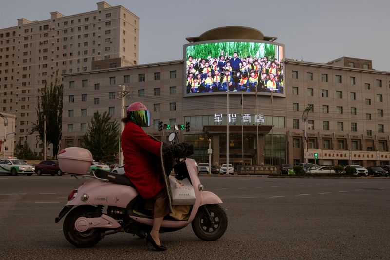 &copy; Reuters. FILE PHOTO: A screen shows a picture of Chinese President Xi Jinping at a traffic junction in Hotan, Xinjiang Uyghur Autonomous Region, China, April 30, 2021. Picture taken April 30, 2021. REUTERS/Thomas Peter/File Photo  