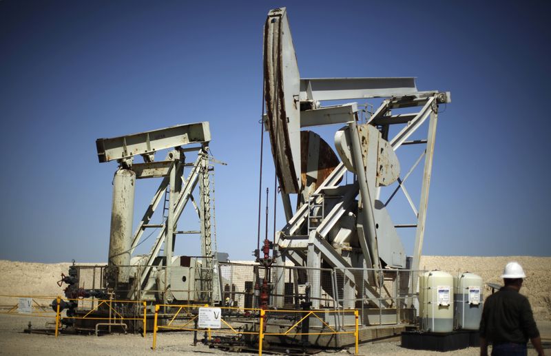 &copy; Reuters. 　２月１３日、米エネルギー情報局（ＥＩＡ）は公表した月報で、国内の主要シェール層７カ所の原油・天然ガス生産量が３月に過去最高を記録すると予想した。写真はオイル掘削用のポン