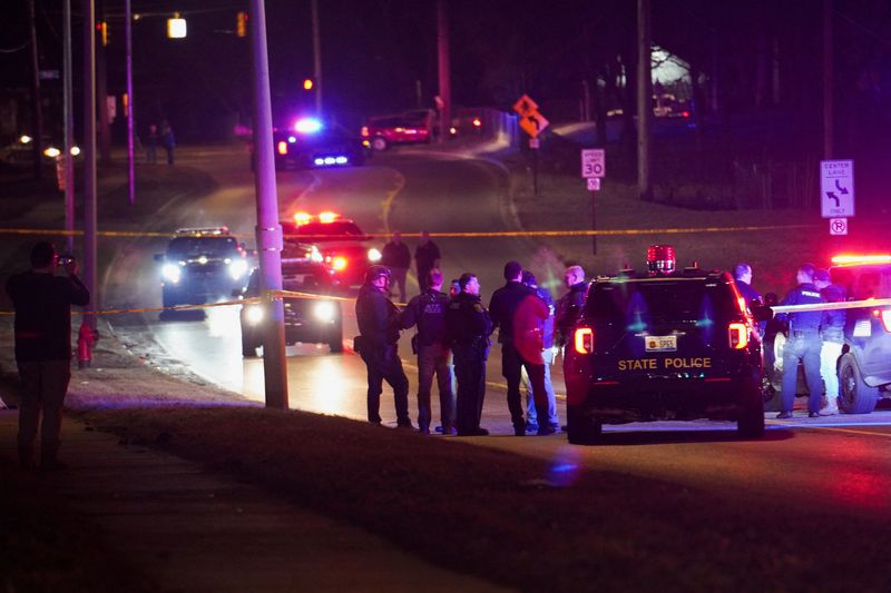 © Reuters. Police officers surround a scene where the suspect was located as they respond to a shooting at Michigan State University in East Lansing, Michigan, U.S., February 14, 2023.   REUTERS/Dieu-Nalio Chery 