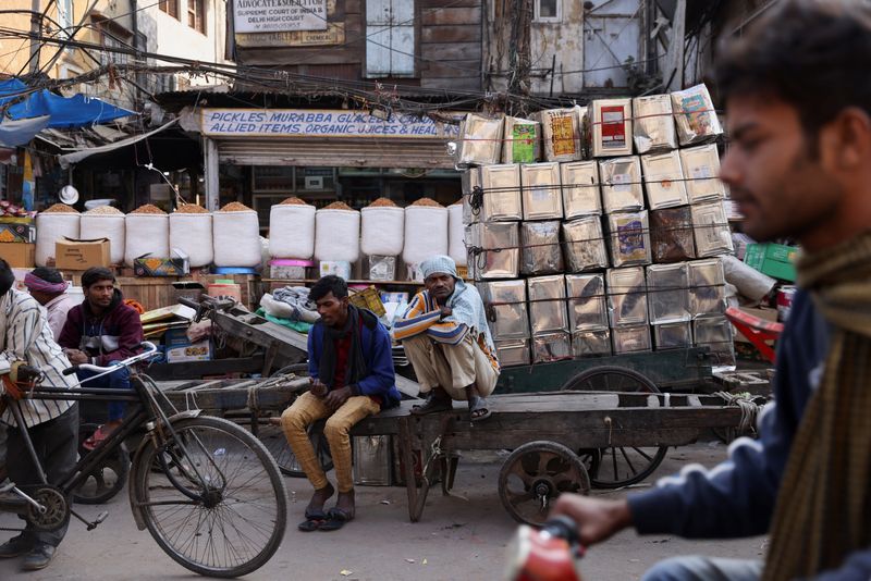 &copy; Reuters. Workers sit on a cart at a wholesale market in the old quarters of Delhi, India, December 7, 2022. REUTERS/Anushree Fadnavis/Files