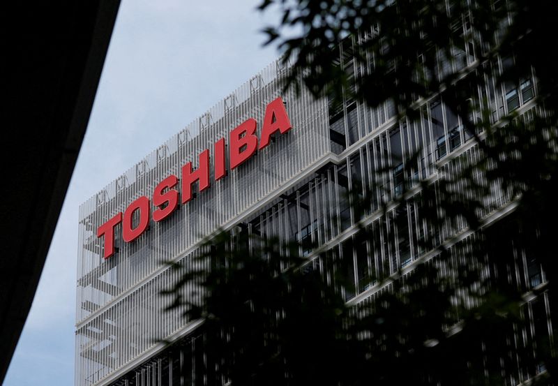&copy; Reuters. FOTO DE ARCHIVO: Logotipo de Toshiba Corp. en la parte superior del edificio de las instalaciones de la compañía en Kawasaki
