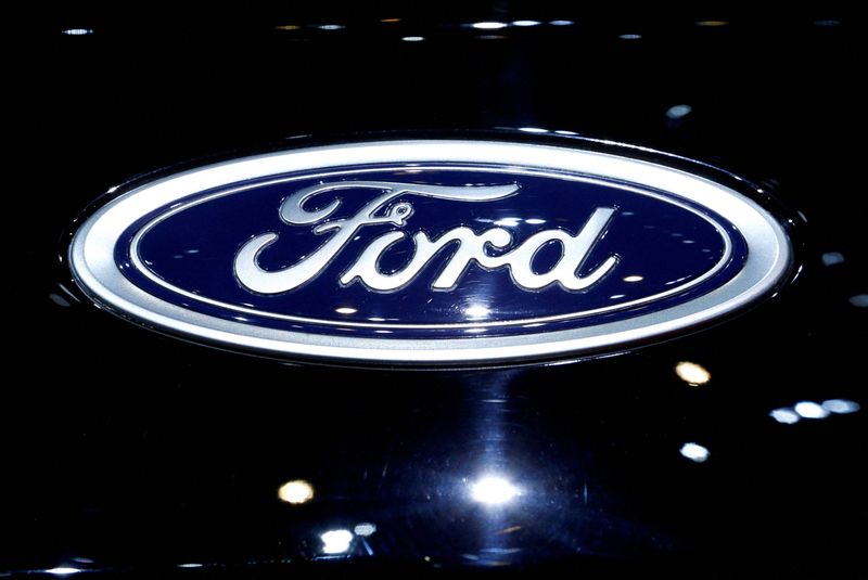 &copy; Reuters. FOTO DE ARCHIVO: Logotipo de Ford en un coche en el 86º Salón Internacional del Automóvil de Ginebra, Suiza, 1 de marzo de 2016. REUTERS/Denis Balibouse