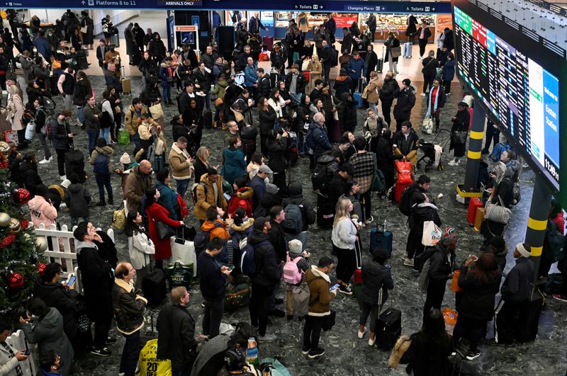 &copy; Reuters. FOTO DE ARCHIVO: La gente espera en la estación de Euston antes de una huelga de trabajadores ferroviarios sobre salarios y términos, en la víspera de Navidad en Londres, Reino Unido, 24 de diciembre 2022. REUTERS/Toby Melville  