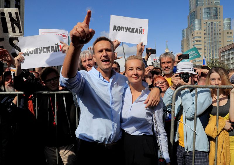 &copy; Reuters. FILE PHOTO: Russian opposition leader Alexei Navalny and his wife Yulia attend a rally in support of independent candidates for elections to Moscow City Duma, the capital's regional parliament, in Moscow, Russia July 20, 2019. REUTERS/Tatyana Makeyeva/