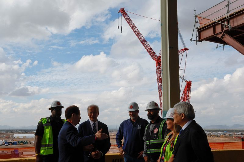 © Reuters. FILE PHOTO: U.S. President Joe Biden listens to Chairman of TSMC Mark Liu during a visit to TSMC AZ's first Fab (Semiconductor Fabrication Plant) in P1A (Phase 1A), in Phoenix, Arizona, U.S. December 6, 2022. REUTERS/Jonathan Ernst/File Photo
