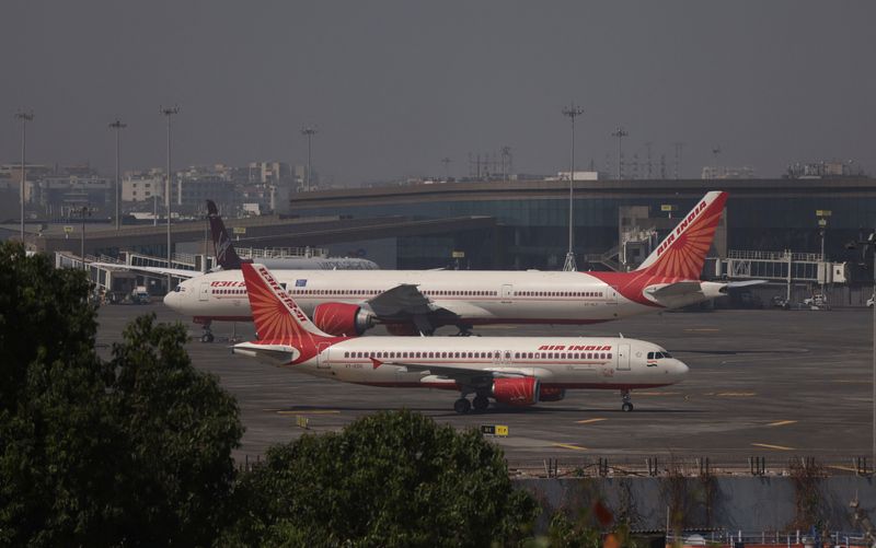 © Reuters. Air India passenger aircraft are seen on the tarmac at Chhatrapati Shivaji International airport in Mumbai, India, February 14, 2023. REUTERS/Francis Mascarenhas