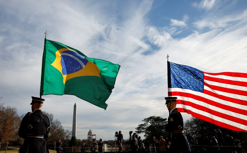&copy; Reuters. Bandeiras do Brasil e dos EUA durante encontro de Lula com Biden em Washington
REUTERS/Evelyn Hockstein