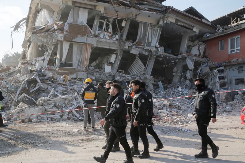 &copy; Reuters. أفراد من الشرطة التركية يمرون بمبنى مدمر أثناء قيامهم بأعمال الدورية في أعقاب الزلزال المميت في هاتاي يوم 11 فبراير شباط 2023. تصوير: ديلار سنك
