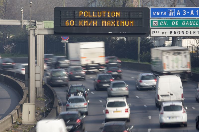 &copy; Reuters. FOTO DE ARCHIVO: Una señal de tráfico electrónica dice "Contaminación, límite de velocidad 60kms" en la carretera de circunvalación de París, 14 de marzo de 2014, mientras el clima cálido y soleado continúa en Francia. REUTERS/Charles Platiau