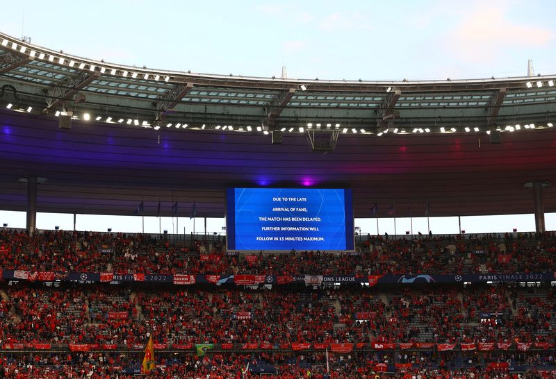 &copy; Reuters. Mensagem divulgada no placar do Stade de France antes de final da Liga dos Campeões de 2022 entre Liverpool e Real Madrid
28/05/2022 REUTERS/Kai Pfaffenbach