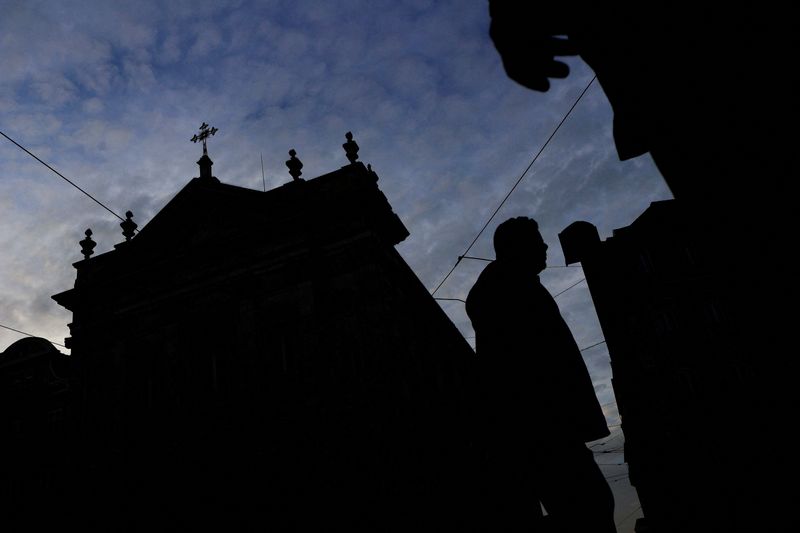 &copy; Reuters. Pessoas passam em frente a igreja católica em Lisboa
13/02/2023  REUTERS/Pedro Nunes