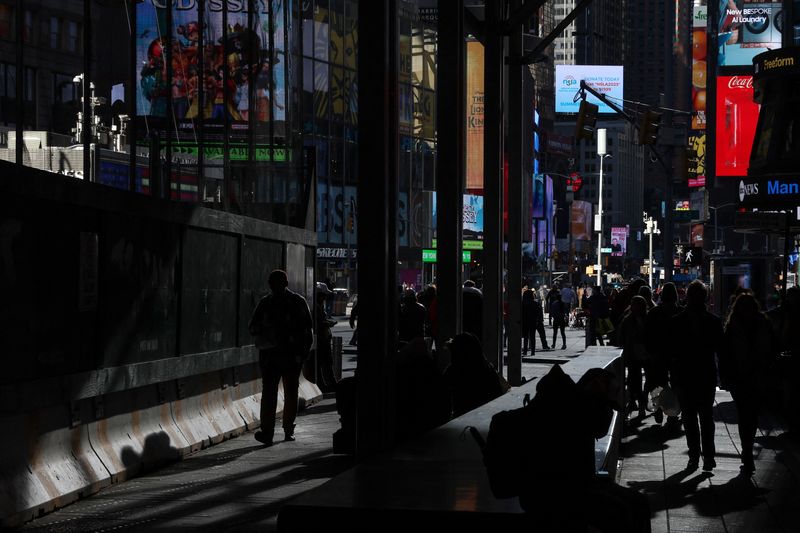 &copy; Reuters. FILE PHOTO: People walk through the Times Square section of New York City, U.S., January 18, 2023.  REUTERS/Shannon Stapleton