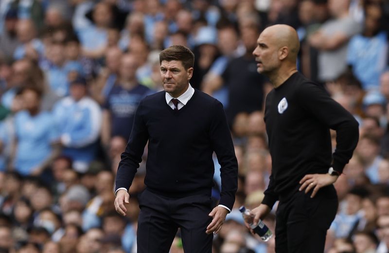 &copy; Reuters. Técnico do Manchester City, Pep Guardiola, ao lado do técnico do Aston Villa, Steven Gerrard
22/05/2022
Reuters/Jason Cairnduff