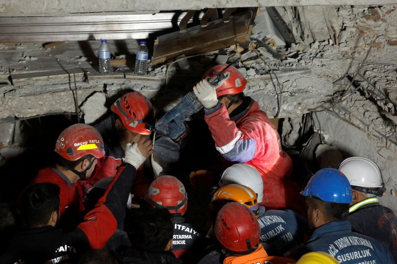 &copy; Reuters. Squadre di soccorso sul luogo del crollo di un edificio in cui si trovano due persone ancora vive, in seguito a un terremoto, Hatay, Turchia, 14 febbraio 2023. REUTERS/Clodagh Kilcoyne