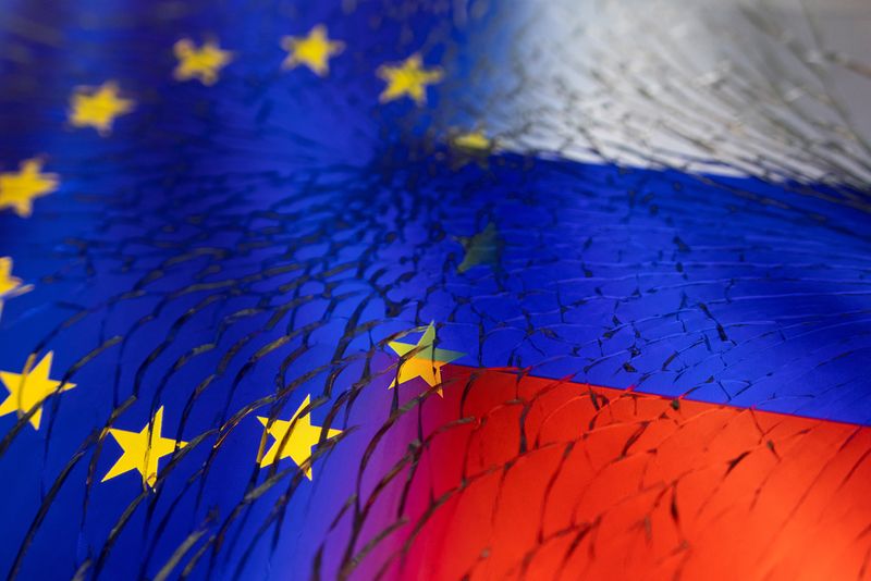 &copy; Reuters. L'illustration montre les drapeaux de l'UE et de la Russie. /Illustration diffusée le 14 février 2023/REUTERS/Dado Ruvic