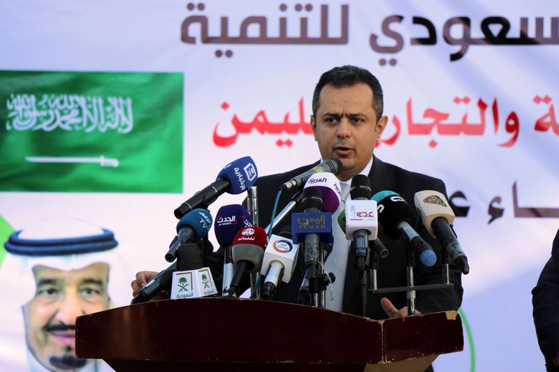 &copy; Reuters. معين عبد الملك رئيس الحكومة اليمنية المعترف بها دوليا يتحدث في ميناء عدن باليمن في صورة من أرشيف رويترز.