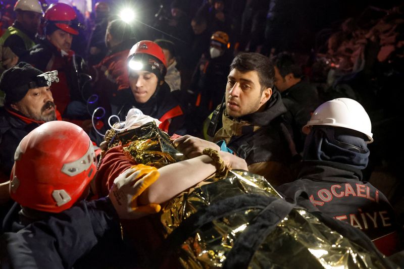 &copy; Reuters. أفراد من فرق الإنقاذ يحملون فتاة عمرها 15 عاما لدى انقاذها من تحت الانقاض في اقليم هاتاي التركي يوم الثلاثاء. تصوير: كلوداج كيلكويني - رويترز. 