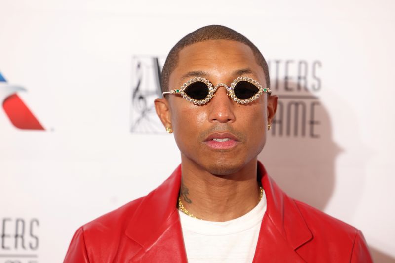 &copy; Reuters. FOTO DE ARCHIVO: Pharrell Williams asiste a la 51ª gala anual de entrega de premios del Songwriters Hall of Fame en Nueva York