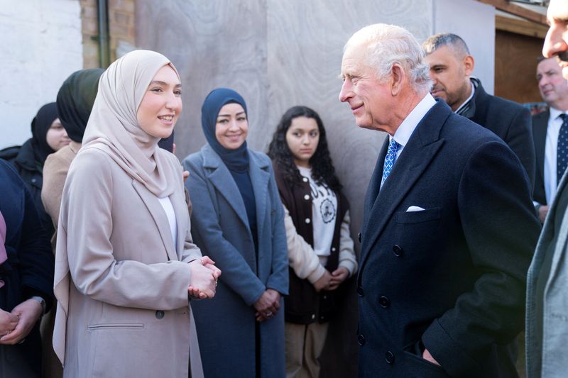 &copy; Reuters. Rei Charles se reúne com membros da comunidade da diáspora turca que coletam, embalam e organizam o transporte de alimentos, cobertores e roupas para pessoas afetadas pelo terremoto na Turquia
14/02/2023
Kirsty O'Connor/Pool via REUTERS