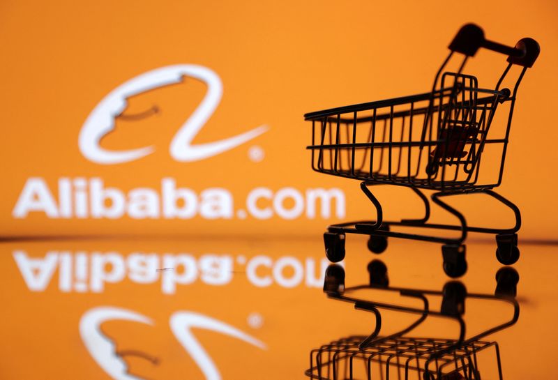 © Reuters. FILE PHOTO: Shopping trolley is seen in front of Alibaba logo in this illustration, July 24, 2022. REUTERS/Dado Ruvic/Illustration