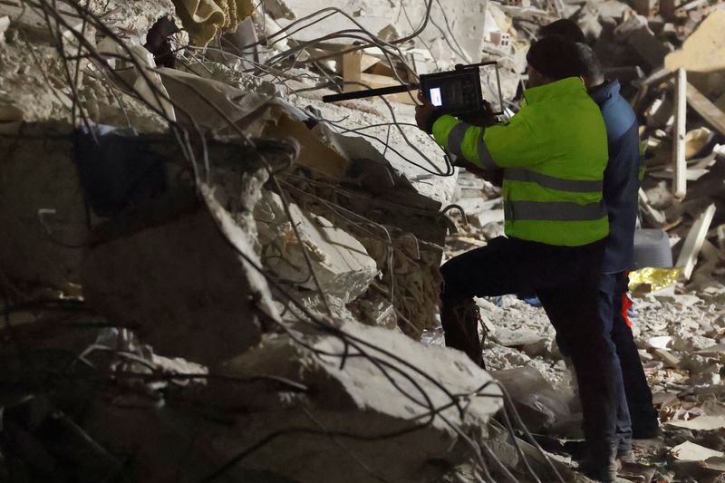 &copy; Reuters. رجال إنقاذ يعملون بموقع مبنى منهار في أعقاب زلزال مدمر في مدينة هاتاي بتركيا يوم الثلاثاء. تصوير: تصوير: كلودا كيلكوين -رويترز.
