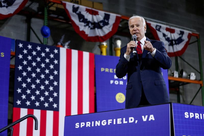 &copy; Reuters. FILE PHOTO: U.S. President Joe Biden delivers an economic speech at SteamFitters UA Local 602 in Springfield, Virginia, U.S., January 26, 2023. REUTERS/Evelyn Hockstein