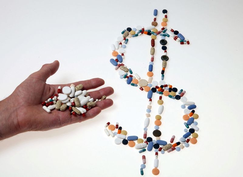 &copy; Reuters. FILE PHOTO: Pharmaceutical tablets and capsules are arranged in the shape of a U.S. dollar sign on a table in this picture illustration taken in Ljubljana August 20, 2014. Picture taken August 20.   REUTERS/Srdjan Zivulovic