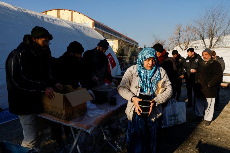&copy; Reuters. Displaced people receive food aid, in the aftermath of a deadly earthquake in Kahramanmaras, Turkey February 15, 2023. REUTERS/Suhaib Salem