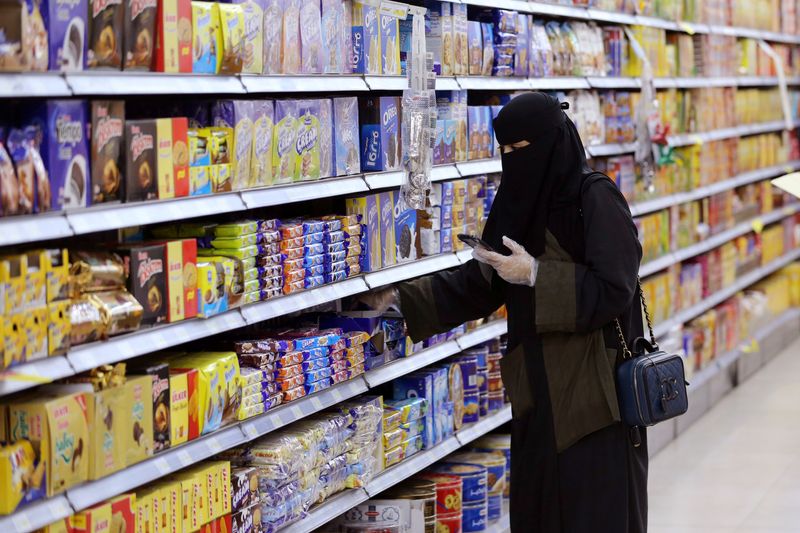 &copy; Reuters. A Saudi woman wearing protective gloves shops at a supermarket, following the outbreak of the coronavirus disease (COVID-19), in Riyadh, Saudi Arabia May 11, 2020. REUTERS/Ahmed Yosri/Files