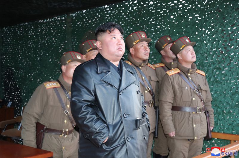 &copy; Reuters. 　２月１５日、北朝鮮国営メディアが９日放映した軍事パレードの映像によると、朝鮮人民軍は再編に伴い大陸間弾道ミサイル（ＩＣＢＭ）部隊を創設した可能性がある。写真はミサイルの