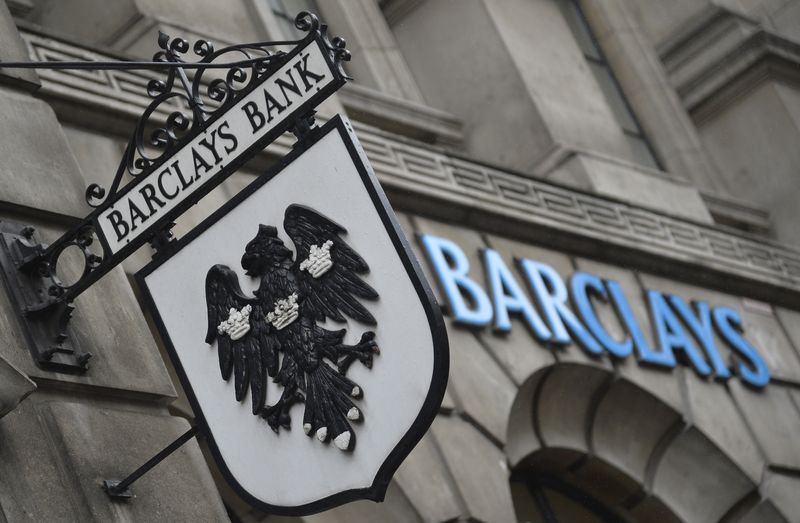 &copy; Reuters. شعاران لبنك باركليز البريطاني على مقر لأحد فروعه في لندن في صورة من أرشيف رويترز .   