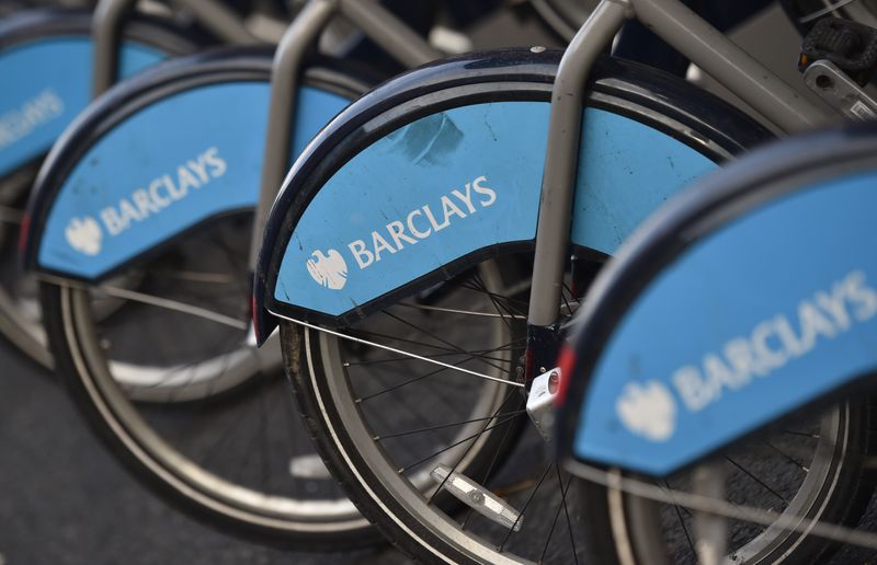 &copy; Reuters. FOTO DE ARCHIVO: El logotipo de Barclays en bicicletas de alquiler público en el centro de Londres el 30 de octubre de 2014. REUTERS/Toby Melville/Archivos