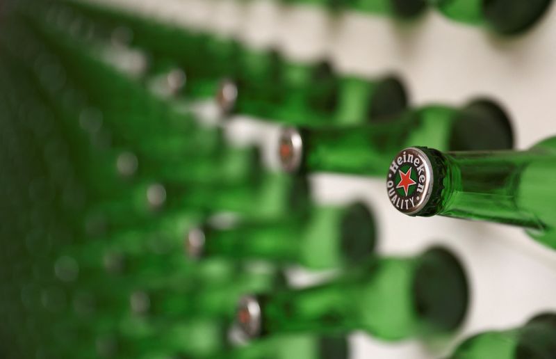 &copy; Reuters. Des bouteilles de bière Heineken sont exposées dans la brasserie Sedibeng, Midvaal de la société à Johannesburg, en Afrique du Sud. /Photo prise le 26 octobre 2022/REUTERS/Siphiwe Sibeko