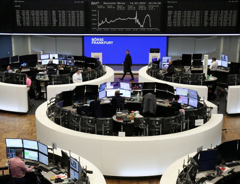 &copy; Reuters. Le graphique de l'indice boursier allemand DAX est représenté à la bourse de Francfort, en Allemagne. /Photo prise le 14 février 2023/REUTERS