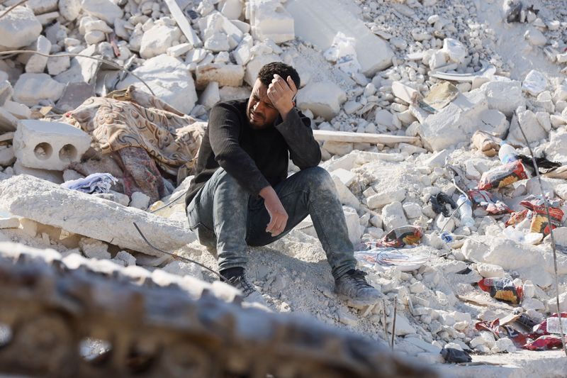 &copy; Reuters. رجل يجلس على أنقاض منزل أقاربه في أعقاب الزلزال المدمر في بلدة حارم التي تسيطر عليها المعارضة في محافظة إدلب بسوريا يوم الثلاثاء.تصوير: إيمي