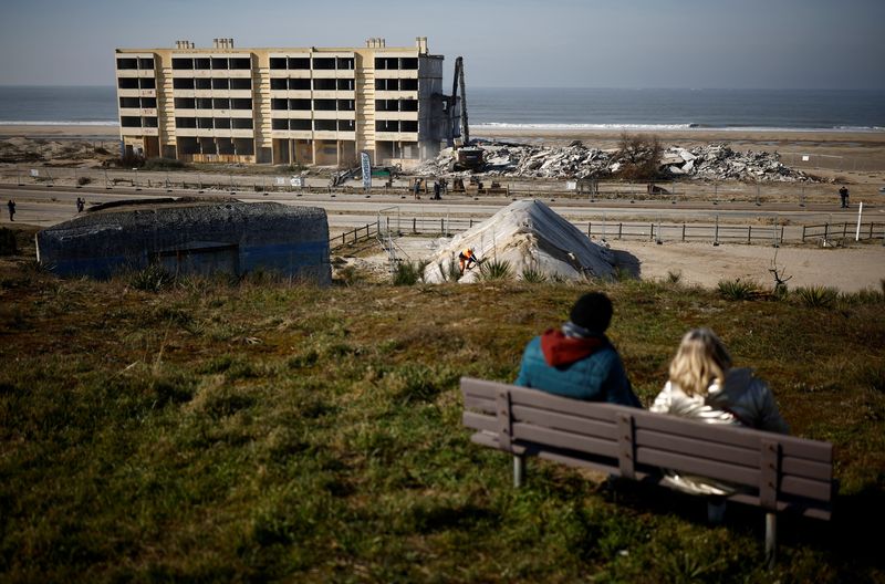 &copy; Reuters. FILE PHOTO: People look at the demolition of the Signal building, a seaside block of flats which had to be evacuated in 2014 due to erosion on the Atlantic Ocean coast, in Soulac-sur-Mer, France, February 9, 2023. REUTERS/Stephane Mahe