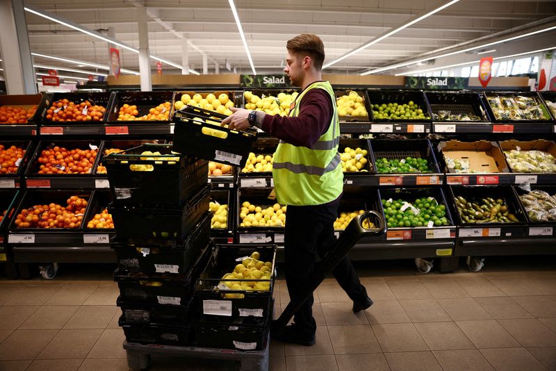 &copy; Reuters. Un impiegato in un supermercato Sainsbury a Richmond, a ovest di Londra. REUTERS/Henry Nicholls