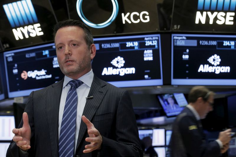 &copy; Reuters. FILE PHOTO: Allergan CEO Brent Saunders gives an interview on the floor of the New York Stock Exchange (NYSE) April 6, 2016. REUTERS/Brendan McDermid/