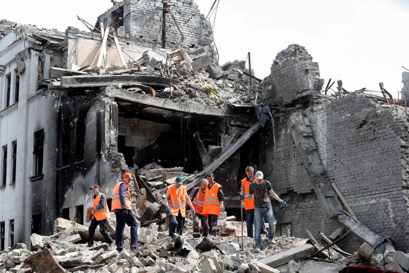 © Reuters. FILE PHOTO: Emergency management specialists and volunteers remove the debris of a theatre building destroyed in the course of Ukraine-Russia conflict in the southern port city of Mariupol, Ukraine April 25, 2022. REUTERS/Alexander Ermochenko