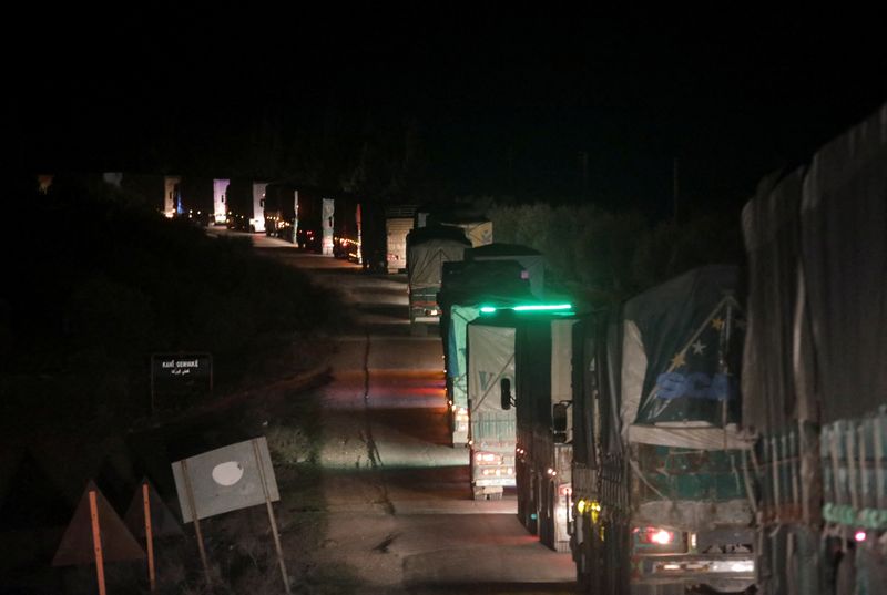&copy; Reuters. قافلة مساعدات تصل إلى بلدة جندريس بشمال غرب سوريا الذي تسيطر عليه المعارضة قادمة من دير الزور بشرق البلاد يوم الأربعاء في أعقاب الزلزال الذ