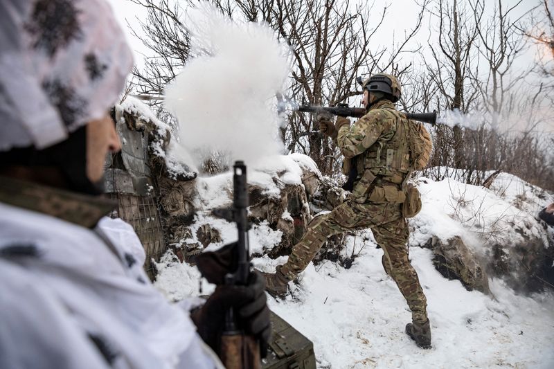 &copy; Reuters. Militar ucraniano dispara contra posições russas perto da cidade de Marinka, na região ucraniana de Donetsk
14/02/2023 REUTERS/Marko Djurica