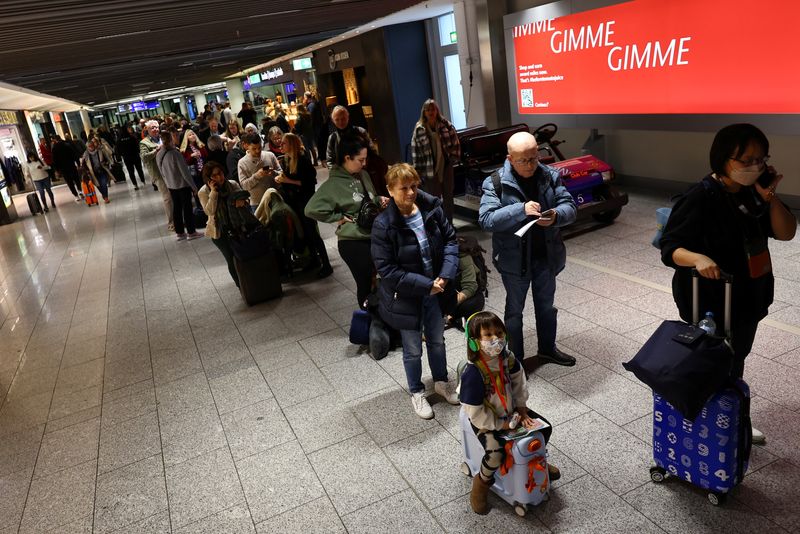 &copy; Reuters. Des passagers font la queue après qu'une défaillance informatique de la compagnie allemande Lufthansa a entraîné des retards et des perturbations massifs des vols à Francfort, en Allemagne. /Photo prise le 15 février 2023/REUTERS/Kai Pfaffenbach