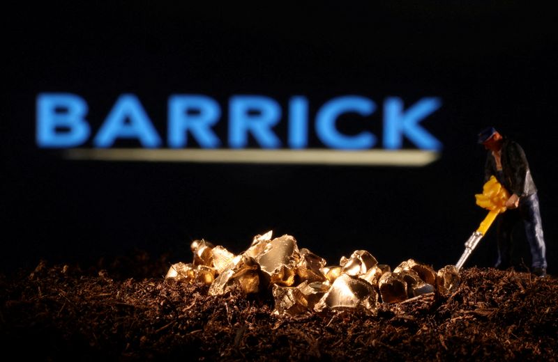 © Reuters. FOTO DE ARCHIVO: Una pequeña figura de juguete y una imitación de oro se ven delante del logotipo de Barrick en esta ilustración tomada el 19 de noviembre de 2021. REUTERS/Dado Ruvic/Ilustración