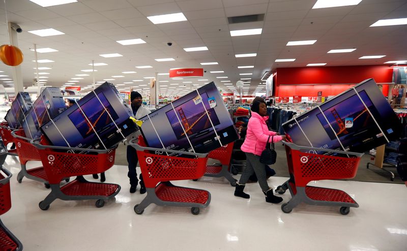 © Reuters. Compradores do Dia de Ação de Graças fazem fila com aparelhos de televisão com desconto na loja de varejo Target em Chicago
28/11/2013
REUTERS/Jeff Haynes