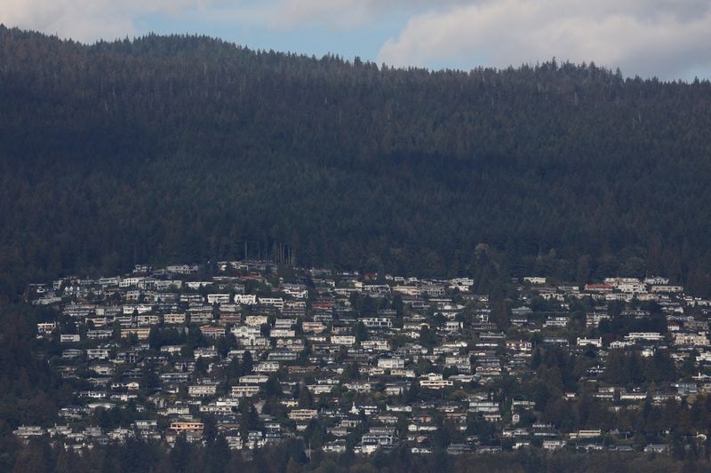 &copy; Reuters. FILE PHOTO: A residential housing neighborhood is seen in West Vancouver, British Columbia, Canada October 10, 2022. REUTERS/Chris Helgren/File Photo
